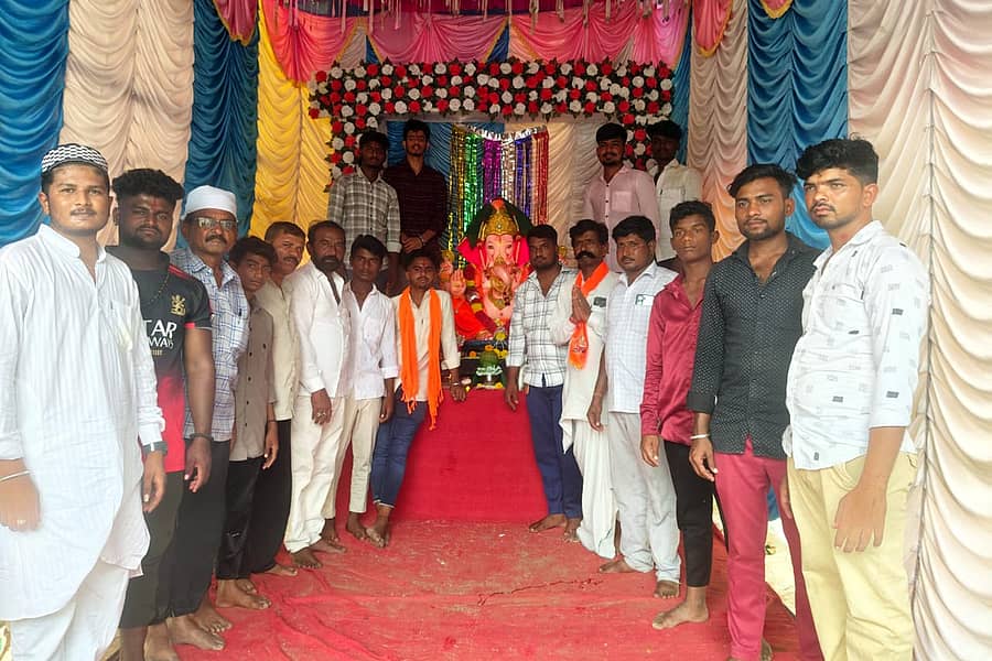 ಹುಣಸಗಿಯಲ್ಲಿ ಹಿಂದೂ–ಮುಸ್ಲಿಂ ಗೆಳಯರ ಬಳಗದಿಂದ ಗಣೇಶನನ್ನು ಪ್ರತಿಷ್ಠಾಪಿಸಿ ಐದು ದಿನಗಳ ಕಾಲ ಪೂಜೆ ಸಲ್ಲಿಸಲಾಯಿತು