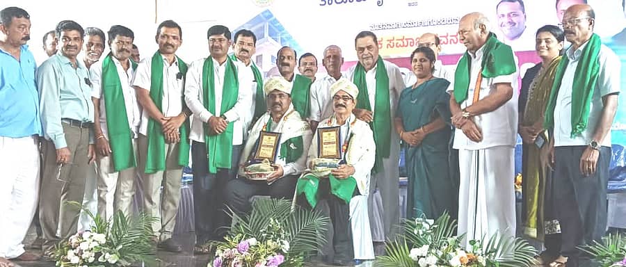 ಬಂಟ್ವಾಳ ತಾಲ್ಲೂಕಿನ ಬಿ.ಸಿ.ರೋಡಿನಲ್ಲಿ ಕೃಷಿಕ ಸಮಾಜದ ವತಿಯಿಂದ ನಿರ್ಮಾಣಗೊಂಡಿರುವ ‘ಕೃಷಿಕ ಸಮಾಜ ಭವನ’  ಉದ್ಘಾಟನಾ ಕಾರ್ಯಕ್ರಮದಲ್ಲಿ ಅಧ್ಯಕ್ಷ ಎಂ.ಪದ್ಮರಾಜ ಬಲ್ಲಾಳ್, ರಾಜ್ಯ ಸಮಿತಿ ಸದಸ್ಯ ಕೆ.ಪದ್ಮನಾಭ ರೈ ಅವರನ್ನು ಸನ್ಮಾನಿಸಲಾಯಿತು