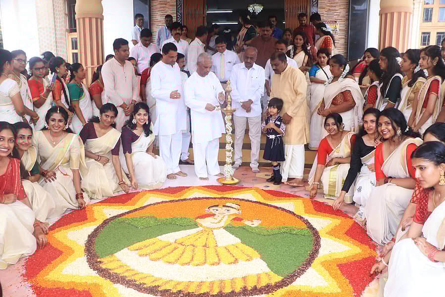 ಬಾಗಲಕೋಟೆ ಎಸ್‌. ನಿಜಲಿಂಗಪ್ಪ ವೈದ್ಯಕೀಯ ಕಾಲೇಜಿನಲ್ಲಿ ಸೋಮವಾರ ಆಚರಿಸಲಾದ ಓಣಂ ಹಬ್ಬಕ್ಕೆ ಬಿವಿವಿ ಸಂಘದ ಕಾರ್ಯಾಧ್ಯಕ್ಷ ವೀರಣ್ಣ ಚರಂತಿಮಠ ಚಾಲನೆ ನೀಡಿದರು