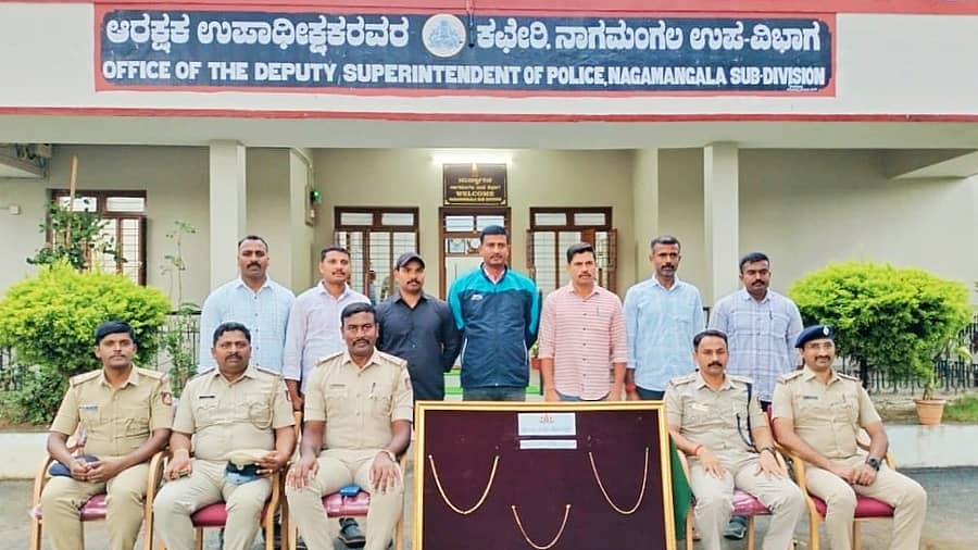 <div class="paragraphs"><p>ನಾಗಮಂಗಲ ಪೊಲೀಸರಿಂದ ಅಂತರ ಜಿಲ್ಲಾ ಸರಗಳ್ಳನ ಬಂಧನ</p></div>