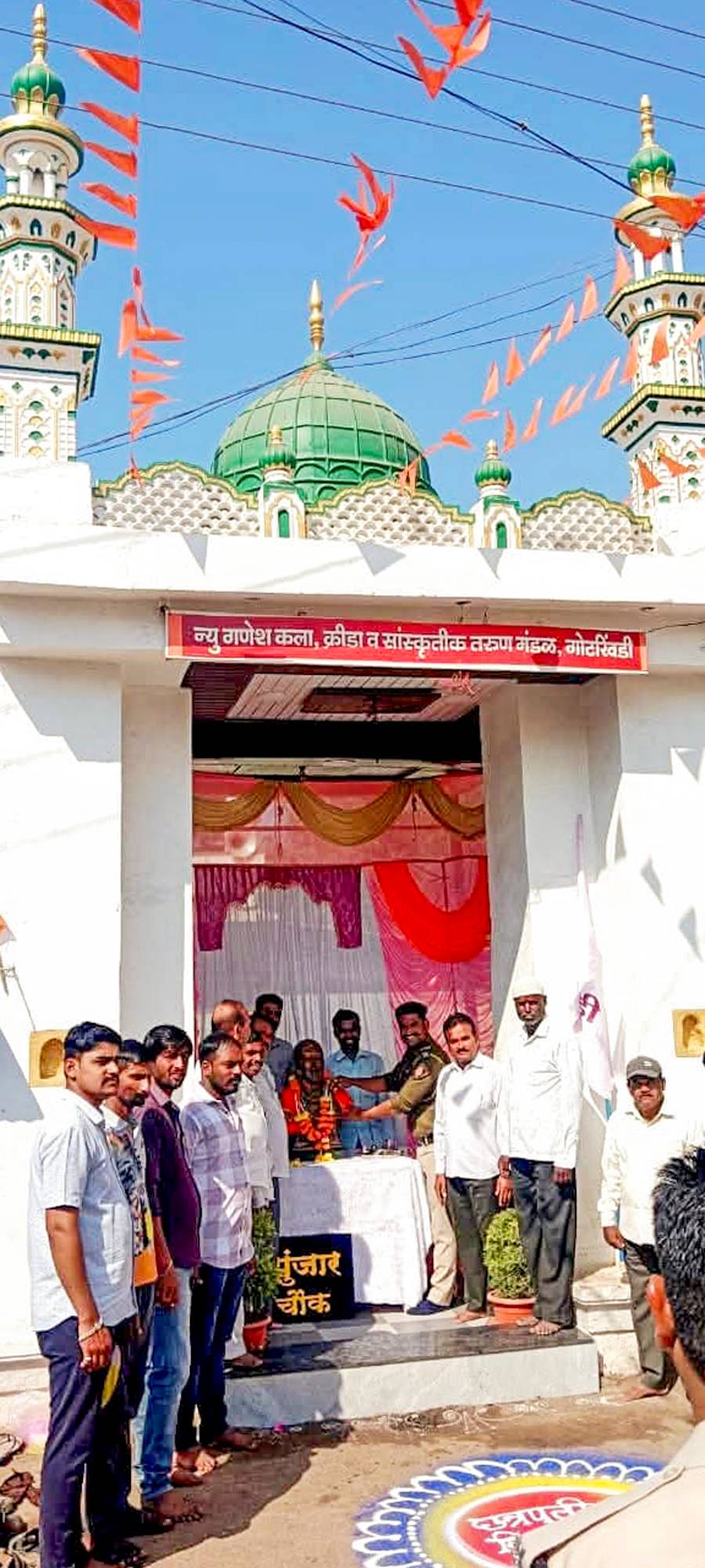 ಮಹಾರಾಷ್ಟ್ರದ ಸಾಂಗ್ಲಿಯ ಮಸೀದಿಯಲ್ಲಿ ಸೋಮವಾರ ಜನರು ಗಣೇಶ ಹಬ್ಬ ಅಚರಿಸಿದರು (ಪಿಟಿಐ ಚಿತ್ರ)