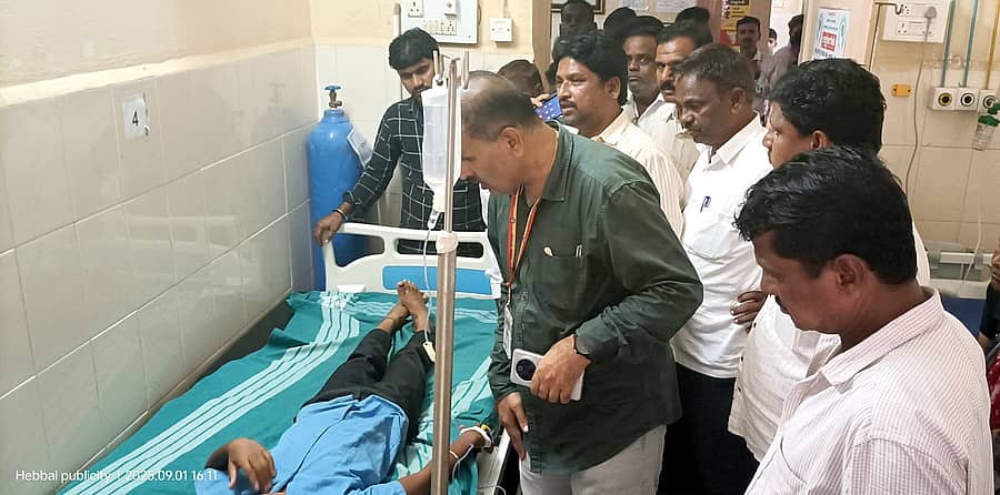 ಫೋಟೋ:1-ಎಂ.ಬಿ.ಎಲ್‌03 ಮುದ್ದೇಬಿಹಾಳ ಪಟ್ಟಣದ ಸರ್ಕಾರಿ ಆಸ್ಪತ್ರೆಯಲ್ಲಿ ಆಶ್ರಯ ಕಾಲೋನಿಯ ವಿದ್ಯಾರ್ಥಿ ಕೃಷ್ಣಾ ದೊಡಮನಿಯ ಆರೋಗ್ಯವನ್ನು ಬಿಇಒ ಬಿ.ಎಸ್.ಸಾವಳಗಿ ವಿಚಾರಿಸಿದರು.