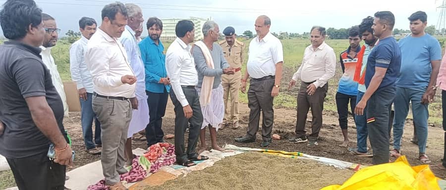 ನರಗುಂದದ ತಾಲ್ಲೂಕಿನ ಕಲಕೇರಿ ಗ್ರಾಮದಲ್ಲಿ ಅತಿವೃಷ್ಟಿಯಿಂದಾಗಿ ಹಾನಿಯಾದ ಹೆಸರು ಬೆಳೆಯನ್ನು ಜಿಲ್ಲಾಧಿಕಾರಿ ಸಿ.ಎನ್‌. ಶ್ರೀಧರ ಹಾಗೂ ಉಪವಿಭಾಗಾಧಿಕಾರಿ ಗಂಗಪ್ಪ ಪರಿಶೀಲಿಸಿದರು