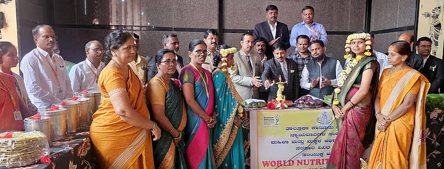 ಹುಕ್ಕೆರಿಯಲ್ಲಿ ನಡೆದ ವಿಶ್ವ ಪೌಷ್ಟಿಕ ದಿನಾಚರಣೆ ಸಮಾರಂಭವನ್ನು ನ್ಯಾಯಾಧೀಶ ರಾಜಣ್ಣ ಸಂಕಣ್ಣವರ ಮತ್ತು ಆದಿತ್ಯ ಕಲಾಲ್ ದೀಪ ಬೆಳಗಿಸಿ ಉದ್ಘಾಟಿಸಿದರು 