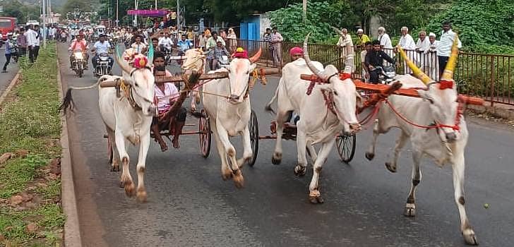 ಶಿರೂರ ಪಟ್ಟಣದಲ್ಲಿ ಭಾನುವಾರ ಜರುಗಿದ ಜೋಡೆತ್ತಿನ ಬಂಡಿ ಓಟದ ಸ್ಪರ್ಧೆಯ ನೋಟ