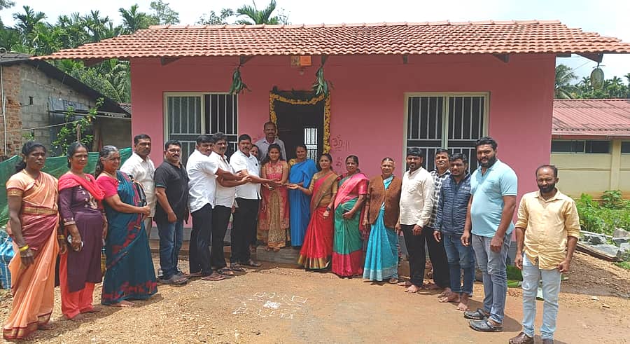 ನರಸಿಂಹರಾಜಪುರ ತಾಲ್ಲೂಕು ಗುಬ್ಬಿಗಾ ಗ್ರಾಮ ಪಂಚಾಯಿತಿ ವ್ಯಾಪ್ತಿಯ ನವಗ್ರಾಮ ನಿವಾಸಿ ಸರೋಜ ಎಂಬುವವರಿಗೆ ದಾನಿಗಳ ನೆರವಿನಿಂದ ಮನೆ ನಿರ್ಮಿಸಿಕೊಟ್ಟು ಸೋಮವಾರ ಬೀಗದ ಕೀ ಹಸ್ತಾಂತರಿಸಲಾಯಿತು. ಕೆ.ಟಿ.ನಾಗರತ್ನ, ಡಿ.ಶಂಕರ್,ಕೆ.ವಿ.ಸಾಜು, ವಸಂತ, ಸತೀಶ್ ಗದ್ದೇಮನೆ ಇದ್ದರು