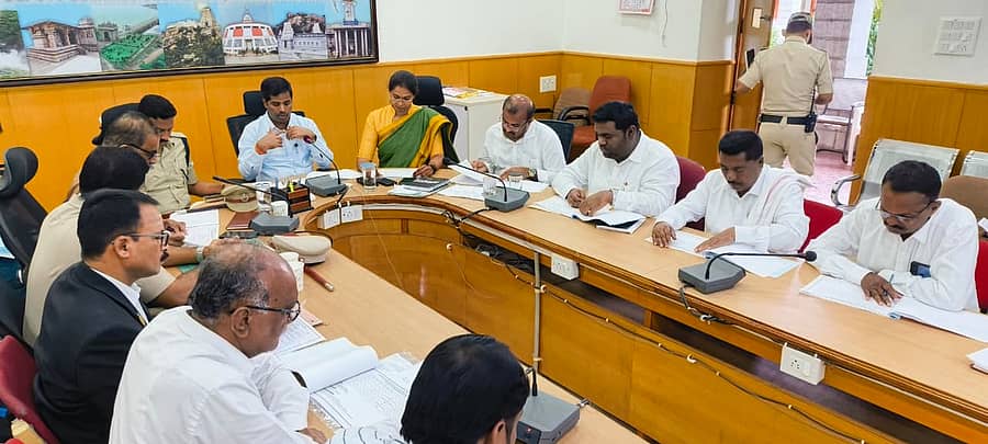 ಮಂಡ್ಯ ಜಿಲ್ಲಾಧಿಕಾರಿ ಕಚೇರಿ ಸಭಾಂಗಣದಲ್ಲಿ ಅನುಸೂಚಿತ ಜಾತಿ ಮತ್ತು ಅನುಸೂಚಿತ ಬುಡಕಟ್ಟುಗಳ ದೌರ್ಜನ್ಯ ನಿಯಂತ್ರಣ ಕಾಯ್ದೆ ಅನ್ವಯ ಜಿಲ್ಲಾ ಮಟ್ಟದ ಜಾಗೃತಿ ಉಸ್ತುವಾರಿ ಸಮಿತಿ ಸಭೆಯು ಜಿಲ್ಲಾಧಿಕಾರಿ ಕುಮಾರ ಅಧ್ಯಕ್ಷತೆಯಲ್ಲಿ ನಡೆಯಿತು. ಜಿಲ್ಲಾ ಪಂಚಾಯಿತಿ ಸಿಇಒ ಕೆ.ಆರ್‌.ನಂದಿನಿ, ಎಸ್ಪಿ ಮಲ್ಲಿಕಾರ್ಜುನ ಬಾಲದಂಡಿ ಪಾಲ್ಗೊಂಡಿದ್ದರು 