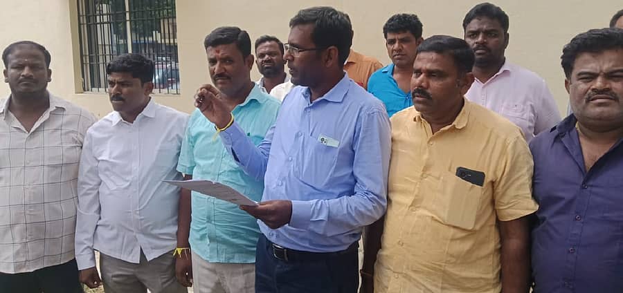 ಕೋಲಾರದಲ್ಲಿ ಸೋಮವಾರ ಎಸ್‌ಸಿ, ಎಸ್‌ಟಿ ಗುತ್ತಿಗೆದಾರರ ಸಂಘದ ಮುಖಂಡರು ಮಾತನಾಡಿದರು
