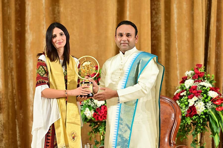 <div class="paragraphs"><p>ಪ್ಯಾಲೆಸ್ಟೈನ್‌ನಲ್ಲಿ ಸಂಕಷ್ಟಕ್ಕೊಳಗಾಗಿರುವ ಕುಟುಂಬಗಳು, ಮಹಿಳೆಯರು ಮತ್ತು ಮಕ್ಕಳ ಕಲ್ಯಾಣಕ್ಕಾಗಿ ಸೇವೆ ಸಲ್ಲಿಸುತ್ತಿರುವ ಸಮರ್ ಝಘಾ&nbsp; ಅವರಿಗೆ ಸದ್ಗುರು ಮಧುಸೂದನ ಸಾಯಿ ಅವರು ‘ಒಂದು ಜಗತ್ತು ಒಂದು ಕುಟುಂಬ ಮಾನವೀಯ ಪುರಸ್ಕಾರ’ ನೀಡಿದರು.</p></div>