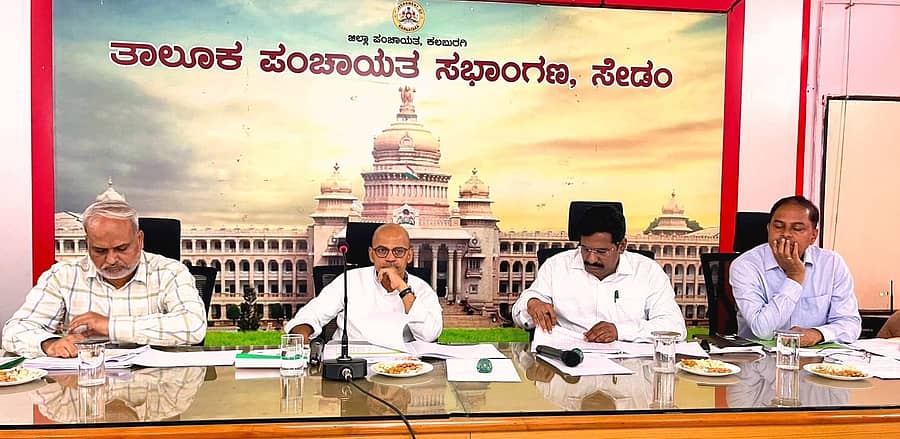 ಸೇಡಂ ಪಟ್ಟಣದ ತಾಲ್ಲೂಕು ಪಂಚಾಯಿತಿ ಸಭಾಂಗಣದಲ್ಲಿ ಸಚಿವ ಡಾ.ಶರಣಪ್ರಕಾಶ ಪಾಟೀಲ ಅಧ್ಯಕ್ಷತೆಯಲ್ಲಿ ಅತಿವೃಷ್ಟಿ ಹಾನಿ ಕುರಿತು ಪ್ರಗತಿ ಪರಿಶೀಲನಾ ಸಭೆ ಜರುಗಿತು