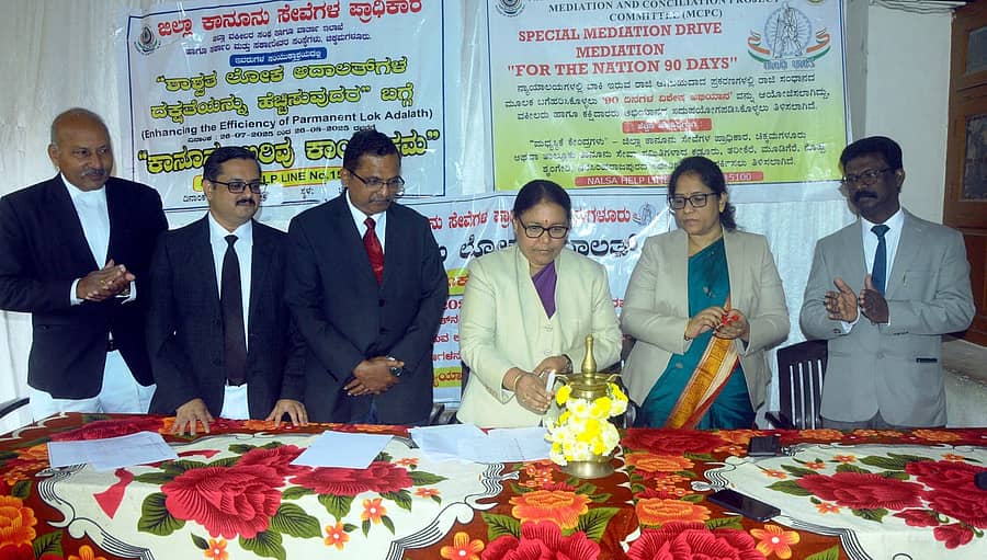 ಜಿಲ್ಲಾ ನ್ಯಾಯಾಲಯ ಸಂಕೀರ್ಣ ಸಭಾಂಗಣದಲ್ಲಿ ಸೋಮವಾರ ಹಮ್ಮಿಕೊಳ್ಳಲಾಗಿದ್ದ ಕಾರ್ಯಕ್ರಮ ಪ್ರಧಾನ ಜಿಲ್ಲಾ ಮತ್ತು ಸತ್ರ ನ್ಯಾಯಾಧೀಶರಾದ ರಾಜೇಶ್ವರಿ ಎನ್.ಹೆಗಡೆ ಉದ್ಘಾಟಿಸಿದರು.