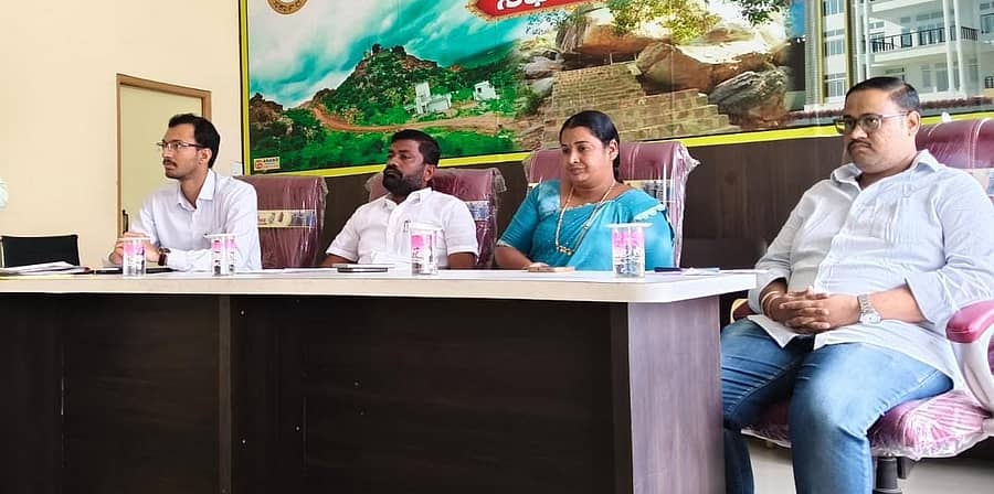 ಮಸ್ಕಿ ಪುರಸಭೆಯಲ್ಲಿ ಸೋಮವಾರ ನಡೆದ ಬೀದಿ ವ್ಯಾಪಾರಿಗಳ ಹಾಗೂ ಪುರಸಭೆ ಸಿಬ್ಬಂದಿಗಳ ಸಭೆ ಪುರಸಭೆ ಅಧ್ಯಕ್ಷ ಮಲ್ಲಯ್ಯ  ಅಂಬಾಡಿ ಅಧ್ಯಕ್ಷತೆಯಲ್ಲಿ ನಡೆಯಿತು. ಪ್ರೋಬೇಷನರಿ ಐಎಎಸ್ ಅಧಿಕಾರಿ ಪುರುರಾಜಸಿಂಗ್ ಸೋಲಂಕಿ ಇದ್ದರು