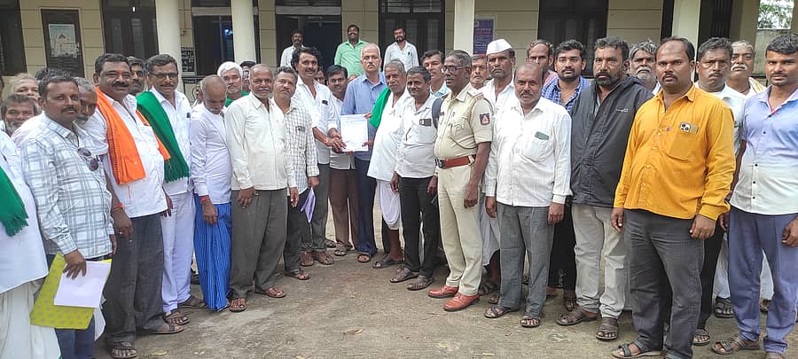 ನವಲಗುಂದ ತಾಲ್ಲೂಕಿನ ಸೊಟಕನಾಳ ಗ್ರಾಮದಲ್ಲಿ ಸ್ಮಶಾನಕ್ಕೆ ಹೋಗಲು ರಸ್ತೆ ನಿರ್ಮಿಸುವಂತೆ ಆಗ್ರಹಿಸಿ ಗ್ರಾಮಸ್ಥರು ತಾಲ್ಲೂಕು ಪಂಚಾಯಿತಿ ಯೋಜನಾಧಿಕಾರಿ ಬಿ.ಎಸ್.ಪಾಟೀಲ ಅವರಿಗೆ ಮನವಿ ಸಲ್ಲಿಸಿದರು 