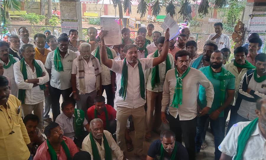 ಆನೇಕಲ್‌ನ ತಾಲ್ಲೂಕು ಕಚೇರಿ ಮುಂಭಾಗದಲ್ಲಿ ಭಾರತೀಯ ಕಿಸಾನ್ ಸಂಘ ಪ್ರತಿಭಟನೆ ನಡೆಸಿತು