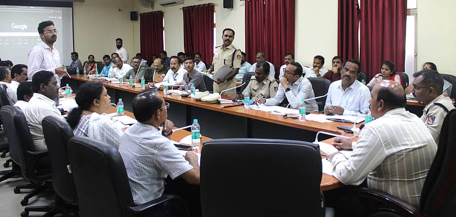 ಜಿಲ್ಲಾಧಿಕಾರಿ ಟಿ.ವೆಂಕಟೇಶ್‌ ಅಧ್ಯಕ್ಷತೆಯಲ್ಲಿ ಸೋಮವಾರ ರಸ್ತೆ ಸುರಕ್ಷತಾ ಸಮಿತಿ ಸಭೆ ನಡೆಯಿತು