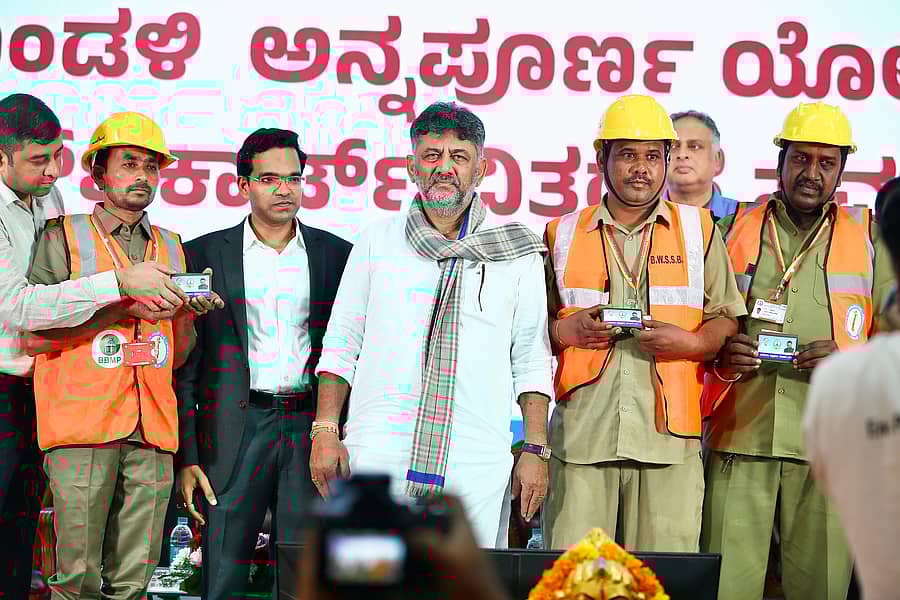 ಬೆಂಗಳೂರು ಜಲಮಂಡಳಿ ಜಾರಿಗೊಳಿಸಿರುವ ಅನ್ನಪೂರ್ಣ ಯೋಜನೆ ಫಲಾನುಭವಿಗಳಿಗೆ ಡಿಸಿಎಂ ಡಿ.ಕೆ.ಶಿವಕುಮಾರ್‌ ಸ್ಮಾರ್ಟ್‌ ಕಾರ್ಡ್‌ ವಿತರಿಸಿದರು.