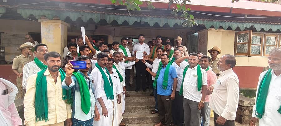 ಬ್ಯಾಂಕೇತರ ಹಣಕಾಸು ಕಂಪನಿಗಳ ವಿರುದ್ಧ ಸೋಮವಾರ ಪ್ರತಿಭಟನೆ ನಡೆಸಿದ ಕರ್ನಾಟಕ ರಾಜ್ಯ ರೈತ ಸಂಘದ ಸದಸ್ಯರು ದಾವಣಗೆರೆ ಉಪವಿಭಾಗಾಧಿಕಾರಿಗೆ ಮನವಿ ಸಲ್ಲಿಸಿದರು