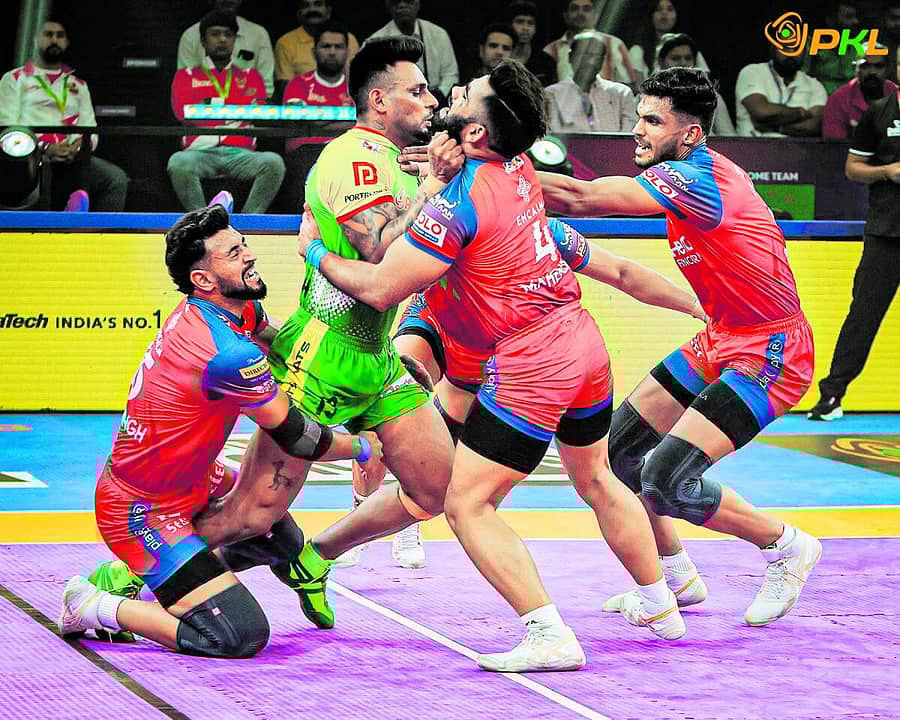 <div class="paragraphs"><p>ಪಟ್ನಾ ಪೈರೇಟ್ಸ್‌ ರೇಡರ್‌ನನ್ನು ಹಿಡಿದ ಯುಪಿ ಯೋಧಾಸ್‌ ಆಟಗಾರರು &nbsp;ಎಕ್ಸ್‌ ಚಿತ್ರ</p></div>