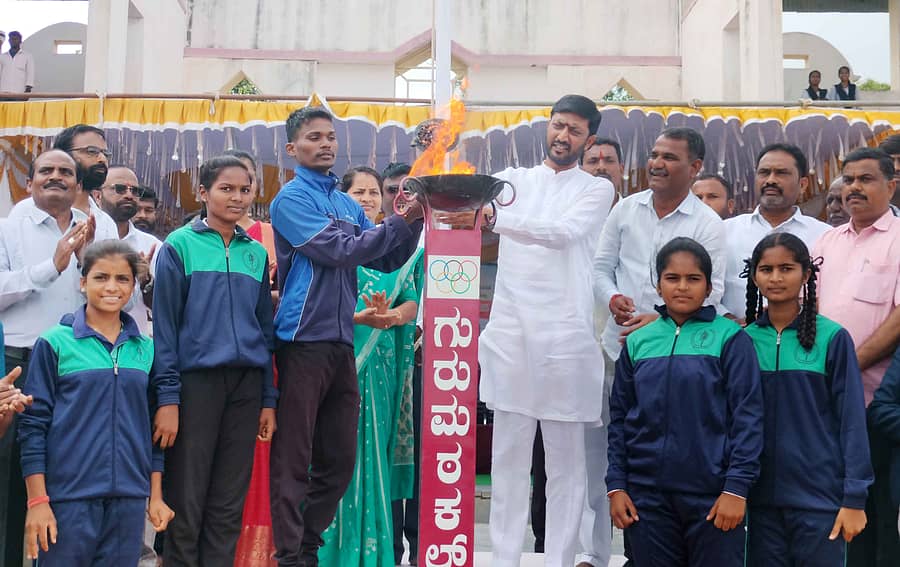 ಗುರುಮಠಕಲ್ ಪಟ್ಟಣದ ನೆಹರೂ ಕ್ರೀಡಾಂಗಣದಲ್ಲಿ ಸೋಮವಾರ ಜರುಗಿದ ತಾಲ್ಲೂಕು ಮಟ್ಟದ ದಸರಾ ಕ್ರೀಡಾಕೂಟದಲ್ಲಿ ಕ್ರೀಡಾ ಜ್ಯೋತಿ ಬೆಳಗಿದ ಶಾಸಕ ಶರಣಗೌಡ ಕಂದಕೂರ