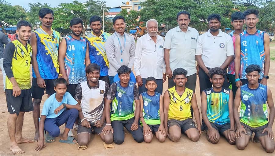 ಬ್ಯಾಡಗಿಯಲ್ಲಿ ನಡೆದ ತಾಲ್ಲೂಕು ಮಟ್ಟದ ದಸರಾ ಕ್ರೀಡಾಕೂಟದಲ್ಲಿ ಕೊಕ್ಕೊದಲ್ಲಿ ಪ್ರಥಮ ಸ್ಥಾನ ಪಡೆದ ಸೈನ್‌ ಸ್ಪೋರ್ಟ್ಸ್‌ ಕ್ಲಬ್‌ ಕ್ರೀಡಾಪಟುಗಳೊಂದಿಗೆ ರಾಷ್ಟ್ರಮಟ್ಟದ ಕೊಕ್ಕೊ ತೀರ್ಪುಗಾರ ಜಿತೇಂದ್ರ ಸುಣಗಾರ, ನಿರ್ಣಾಯಕರಾದ ವಿನಾಯಕ ಆಳೂರ, ಮಾಲತೇಶ ಅಕ್ಕಿ, ಎಂ.ಎಸ್‌.ಕರ್ಜಗಿ ಉಪಸ್ಥಿತರಿದ್ದರು.