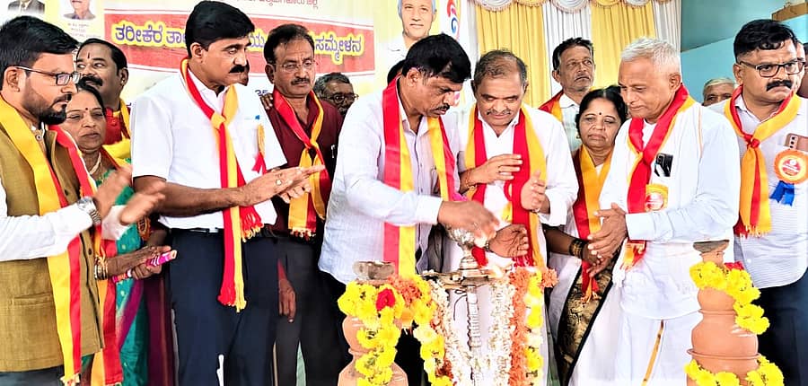 ಬೆಟ್ಟತಾವರೆಕೆರೆ ಗ್ರಾಮದ ಶ್ರೀಗೌರಮ್ಮದೇವಿ ಸಮುದಾಯ ಭವನದಲ್ಲಿ ನಡೆದ ಕರ್ನಾಟಕ ಜಾನಪದ ಪರಿಷತ್ತು ವತಿಯಿಂದ ಏರ್ಪಡಿಸಿದ್ದ ತರೀಕೆರೆ ತಾಲ್ಲೂಕು ತೃತೀಯ ಜಾನಪದ ಸಮ್ಮೇಳನವನ್ನು ಶಾಸಕ ಜಿ.ಎಚ್.ಶ್ರೀನಿವಾಸ್ ಉದ್ಘಾಟಿಸಿದರು