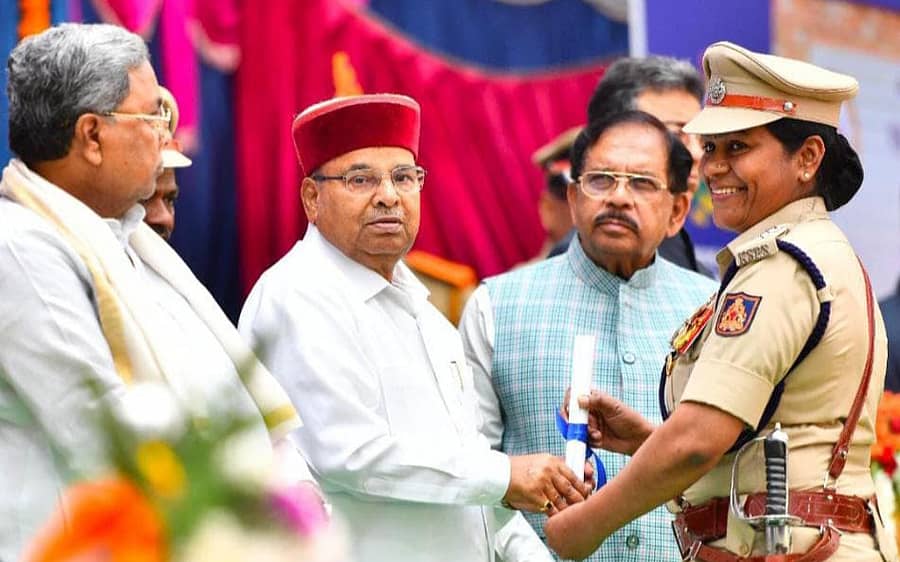 ಅಂಜುಮಾಲಾ ನಾಯಕ ಅವರಿಗೆ ರಾಷ್ಟ್ರಪತಿ ಪದಕ ಮತ್ತು ಪ್ರಶಸ್ತಿ ಪತ್ರವನ್ನು ರಾಜ್ಯಪಾಲ ಥಾವರ್ ಚಂದ್ ಗೆಹಲೋತ್ ಪ್ರದಾನ ಮಾಡಿದರು