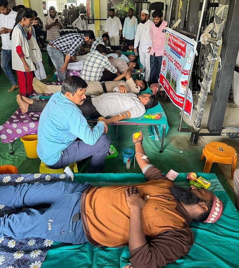 ಹಾನಗಲ್ ತಾಲ್ಲೂಕಿನ ಬೆಳಗಾಲಪೇಟೆ ಗ್ರಾಮದಲ್ಲಿ ಶನಿವಾರ ಈದ್ ಮಿಲಾದ್ ಅಂಗವಾಗಿ ಮುಸ್ಲಿಂ ಯುವಕರು ರಕ್ತದಾನ ಮಾಡಿದರು