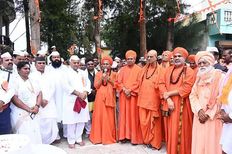 ಬಸವನಬಾಗೇವಾಡಿಯಲ್ಲಿ ಸೋಮವಾರ ನಡೆದ ಬಸವ ಸಂಸ್ಕೃತಿ ಅಭಿಯಾನದ ಕಾರ್ಯಕ್ರಮದಲ್ಲಿ ಭಾಲ್ಕಿಯ ಡಾ.ಬಸವಲಿಂಗ ಪಟ್ಟದೇವರು ಮಾತನಾಡಿದರು. ಸಚಿವ ಶಿವಾನಂದ ಪಾಟೀಲ, ಸಾಣೆಹಳ್ಳಿ ಪಂಡಿತಾರಾಧ್ಯ ಸ್ವಾಮೀಜಿ, ನಿಷ್ಕಲ್ಮಷಮಠದ ನಿಜಗುಣಾನಂದ ಸ್ವಾಮೀಜಿ ಮತ್ತಿತರರು ಪಾಲ್ಗೊಂಡಿದ್ದರು.