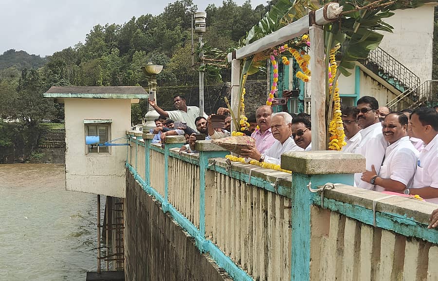 ಜೊಯಿಡಾ ತಾಲ್ಲೂಕಿನಲ್ಲಿರುವ ಸೂಪಾ ಜಲಾಶಯಕ್ಕೆ ರಾಜ್ಯ ಆಡಳಿತ ಸುಧಾರಣಾ ಆಯೋಗದ ಅಧ್ಯಕ್ಷ ಆರ್.ವಿ.ದೇಶಪಾಂಡೆ ಬಾಗಿನ ಅರ್ಪಿಸಿದರು. ಕಾಳಿ ಜಲವಿದ್ಯುತ್ ಯೋಜನೆಯ ಸಿವಿಲ್ ವಿಭಾಗದ ಮುಖ್ಯ ಎಂಜಿನಿಯರ್ ರಾಜಶೇಖರ್, ಇತರ ಅಧಿಕಾರಿಗಳು ಪಾಲ್ಗೊಂಡಿದ್ದರು