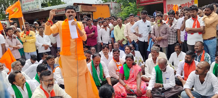 ಜೇವರ್ಗಿ ತಾಲ್ಲೂಕಿನ ಕೆಲ್ಲೂರ ಬಳಿ ಬೀದರ-ಶ್ರೀರಂಗಪಟ್ಟಣ ಹೆದ್ದಾರಿ ತಡೆದು ನಡೆದ ಹೋರಾಟದಲ್ಲಿ ಶಿವಸೇನೆ ರಾಜ್ಯಾಧ್ಯಕ್ಷ ಸಿದ್ದಲಿಂಗ ಸ್ವಾಮೀಜಿ ಮಾತನಾಡಿದರು.
