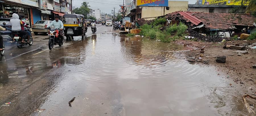 ಮಳೆಯಿಂದಾಗಿ ಕೊಳ್ಳೇಗಾಲದ ಡಾ. ರಾಜಕುಮಾರ್ ರಸ್ತೆ ಜಲಾವೃತವಾಯಿತು
