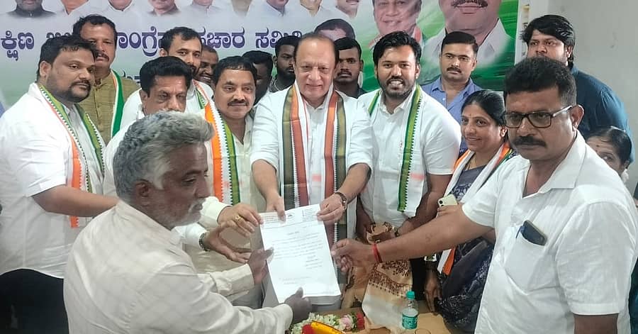 <div class="paragraphs"><p>ರಾಮನಗರದಲ್ಲಿರುವ ಜಿಲ್ಲಾ ಕಾಂಗ್ರೆಸ್ ಕಚೇರಿಗೆ ಸೋಮವಾರ ಭೇಟಿ ನೀಡಿದ&nbsp;ಕೆಪಿಸಿಸಿ ಪ್ರಚಾರ ಸಮಿತಿ ಅಧ್ಯಕ್ಷ ವಿನಯಕುಮಾರ್ ಸೊರಕೆ ಅವರು, ಸಮಿತಿಯ ಜಿಲ್ಲಾ ಮತ್ತು ತಾಲ್ಲೂಕು ಮಟ್ಟದ ನೂತನ ಪದಾಧಿಕಾರಿಗಳಿಗೆ ನೇಮಕಾತಿ ಪತ್ರ ನೀಡಿದರು.&nbsp;</p></div>