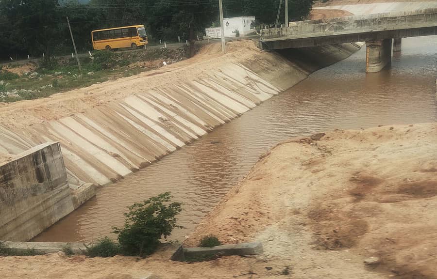 ಬಾಗೇಪಲ್ಲಿ ತಾಲ್ಲೂಕಿನ ಗಡಿಯ ಆಂಧ್ರಪ್ರದೇಶದ ಸತ್ಯಸಾಯಿ ಜಿಲ್ಲೆಯ ದೇಮೆಕೇತೆಪಲ್ಲಿ ಗ್ರಾಮದ ಬಳಿ ಕಾಲುವೆ ಮೂಲಕ ಹರಿದಿರುವ ಕೃಷ್ಣಾ ನದಿ ನೀರು