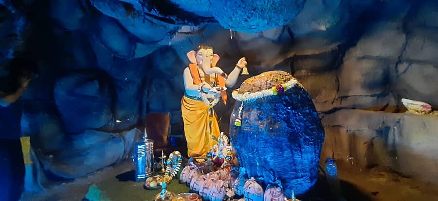 ಭೈರಿದೇವಕೊಪ್ಪ ಈಶ್ವರ ನಗರದ ಗಣೇಶ ಕಾಲೊನಿಯಲ್ಲಿ ಗಜಪಡೆ ಯುವ ಬಳಗದಿಂದ ಕವಳಾ ಗುಹೆ ಮಾದರಿ ಮಂಟಪ ನಿರ್ಮಿಸಿ ಪ್ರತಿಷ್ಠಾಪಿಸಿರುವ ಗಣೇಶ