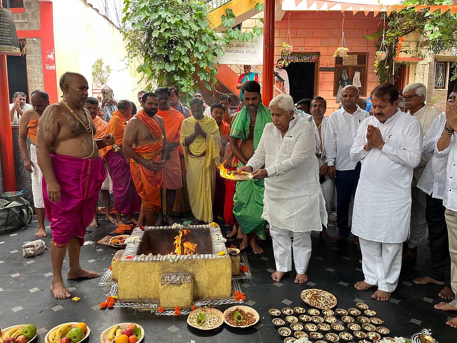 ಆಲಮಟ್ಟಿ ಸಮೀಪದ ಯಲಗೂರದಲ್ಲಿ ಅಮರಾವತಿ ಪವಮಾನ ಹೋಮದಲ್ಲಿ ಸಚಿವ ಎಚ್.ಕೆ.ಪಾಟೀಲ ಭಾಗಿಯಾಗಿ ಪೂಜೆ ಸಲ್ಲಿಸಿದರು. ಶಾಸಕ ಸಿ.ಎಸ್. ನಾಡಗೌಡ ಇದ್ದರು