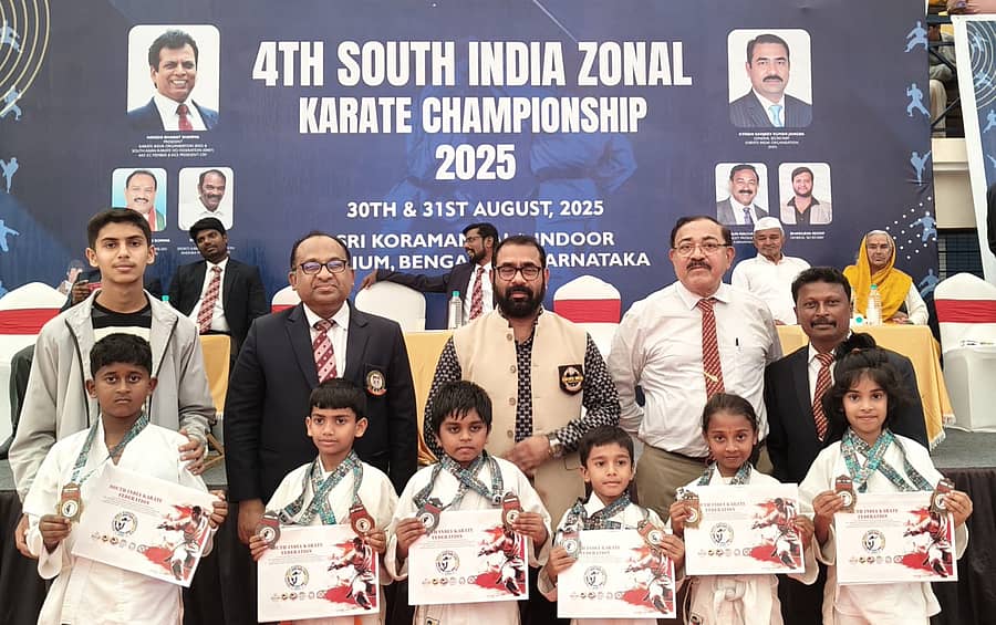ಕೊಳ್ಳೇಗಾಲ ಬೆಂಗಳೂರಿನ ಕೋರಮಂಗಲದ ಒಳಾಂಗಣ ಕ್ರೀಡಾಂಗಣದಲ್ಲಿ ಆಯೋಜಿಸಿದ್ದ ಕರ್ನಾಟಕ ನಾಲ್ಕನೇ ಸೌತ್ ಇಂಡಿಯಾ ರೋನಲ್ ಕರಾಟೆ ಚಾಂಪಿಯನ್‌ಶಿಪ್‌ನಲ್ಲಿ ಪದಕ ಗಳಿಸಿರುವ ಕರಾಟೆ ಪಟುಗಳು