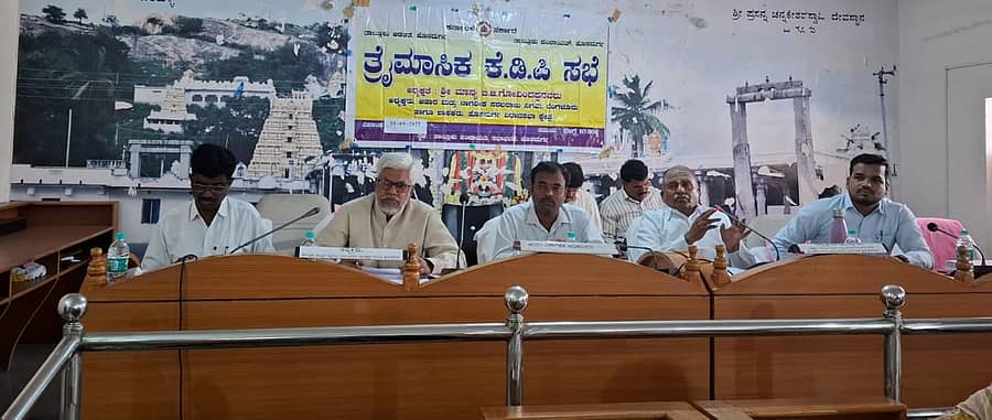 ಹೊಸದುರ್ಗ ತಾಲ್ಲೂಕು ಪಂಚಾಯಿತಿ ಸಭಾಂಗಣದಲ್ಲಿ ಶಾಸಕ ಬಿ‌.ಜಿ.ಗೋವಿಂದಪ್ಪ ಅಧ್ಯಕ್ಷತೆಯಲ್ಲಿ ಕೆಡಿಪಿ ಸಭೆ ನಡೆಯಿತು