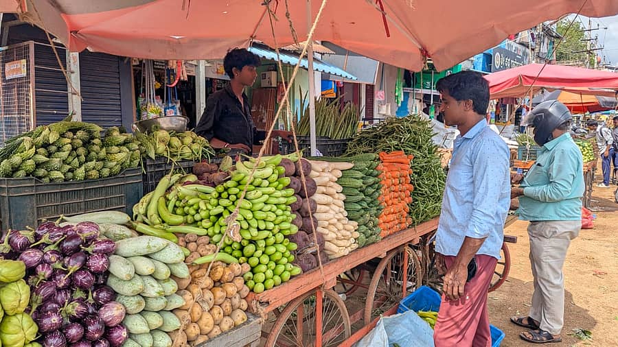 ಚಾಮರಾಜನಗರದ ಮಾರುಕಟ್ಟೆಯಲ್ಲಿ ತರಕಾರಿ ಖರೀದಿಸುತ್ತಿರುವ ಗ್ರಾಹಕರು