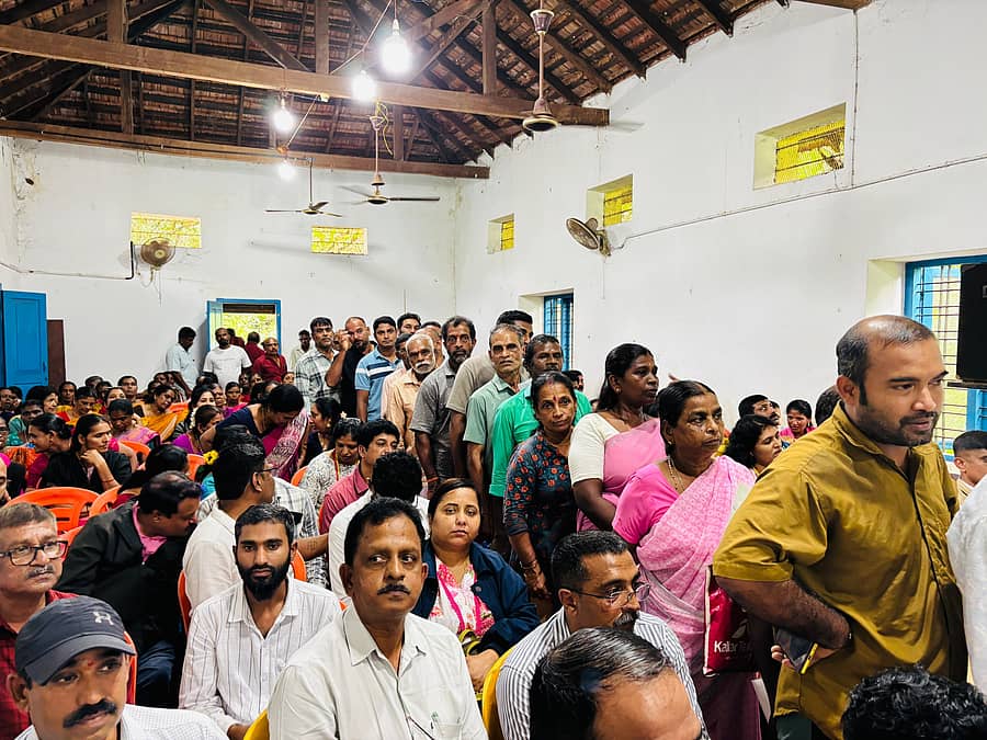 ಗಡಿಭಾಗ ಕರಿಕೆಯಲ್ಲಿ ಅಹವಾಲು ಸಲ್ಲಿಸಲು ಜನರು ಸಾಲುಗಟ್ಟಿ ನಿಂತಿದ್ದರು