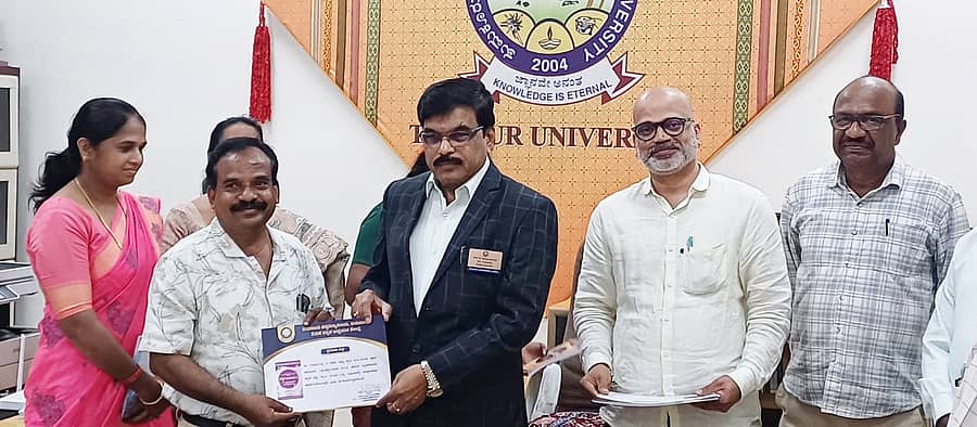 ತುಮಕೂರು ವಿಶ್ವವಿದ್ಯಾಲಯದಲ್ಲಿ ಸೋಮವಾರ ಕನ್ನಡ ಪಠ್ಯಗಳ ಸಂಪಾದಕರಿಗೆ ವಿ.ವಿ ಕುಲಪತಿ ಪ್ರೊ.ಎಂ.ವೆಂಕಟೇಶ್ವರಲು ಪ್ರಮಾಣಪತ್ರ ವಿತರಿಸಿದರು. ವಿ.ವಿ ಕನ್ನಡ ಅಧ್ಯಯನ ಮಂಡಳಿ ಅಧ್ಯಕ್ಷ ನಿತ್ಯಾನಂದ ಬಿ.ಶೆಟ್ಟಿ, ಉಪಾಧ್ಯಕ್ಷ ಜೆ.ಗಂಗಾಧರ್‌ ಇತರರು ಉಪಸ್ಥಿತರಿದ್ದರು