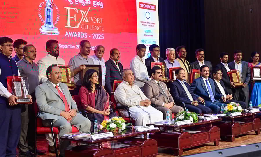 ಕರ್ನಾಟಕ ವಾಣಿಜ್ಯ ಮತ್ತು ಕೈಗಾರಿಕಾ ಮಹಾಸಂಸ್ಥೆ ಮಂಗಳವಾರ ಬೆಂಗಳೂರಿನಲ್ಲಿ ಆಯೋಜಿಸಿದ್ದ ಕಾರ್ಯಕ್ರಮದಲ್ಲಿ ‘ರಫ್ತು ಶ್ರೇಷ್ಠತಾ’ ಪ್ರಶಸ್ತಿ' ಯನ್ನು ಉದ್ಯಮಿಗಳಿಗೆ ಪ್ರದಾನ ಮಾಡಲಾಯಿತು ಪ್ರಜಾವಾಣಿ ಚಿತ್ರ