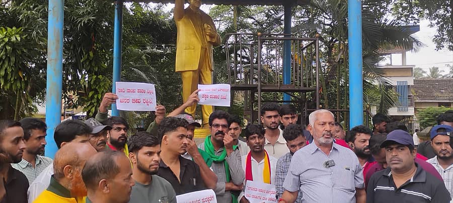 ಸಾಗರದಲ್ಲಿ ಬೀದಿ ನಾಯಿಗಳ ಹಾವಳಿ ತಡೆಗಟ್ಟುವಂತೆ ಒತ್ತಾಯಿಸಿ ಮಂಗಳವಾರ ವಿವಿಧ ಸಂಘಟನೆಗಳ ಪ್ರಮುಖರು ನಗರಸಭೆ ಕಚೇರಿ ಎದುರು ಪ್ರತಿಭಟನೆ ನಡೆಸಿದರು.