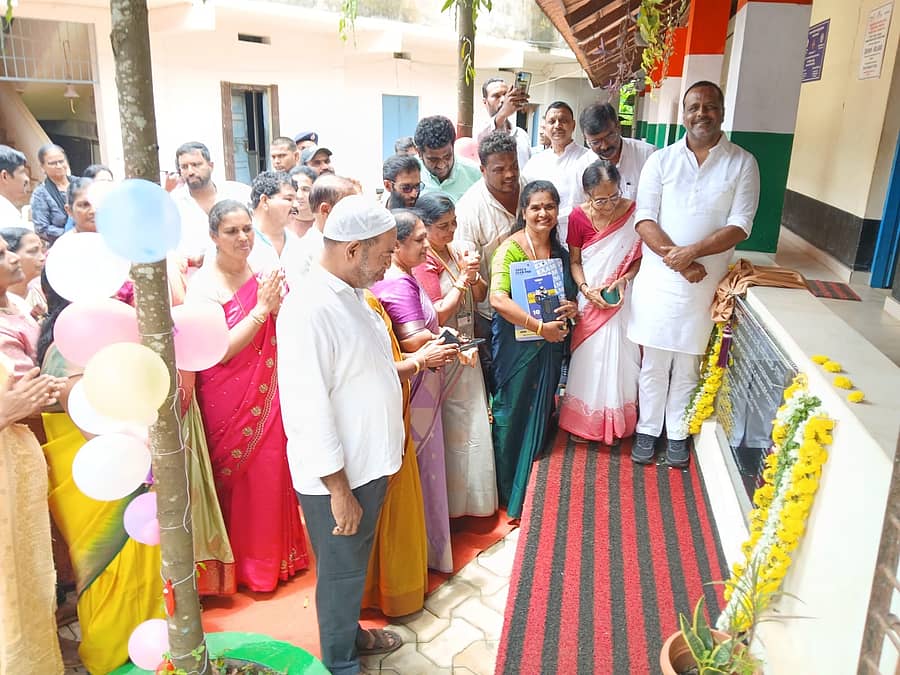 ಬಬ್ಬುಕಟ್ಟೆ ಸರ್ಕಾರಿ ಶಾಲೆಯ ಇಂಟರ್ಲಾಕ್ ಅಳವಡಿಕೆಯನ್ನು ವಿಧಾನಸಭಾಧ್ಯಕ್ಷ ಯು.ಟಿ ಖಾದರ್ ಉದ್ಘಾಟಿಸಿದರು