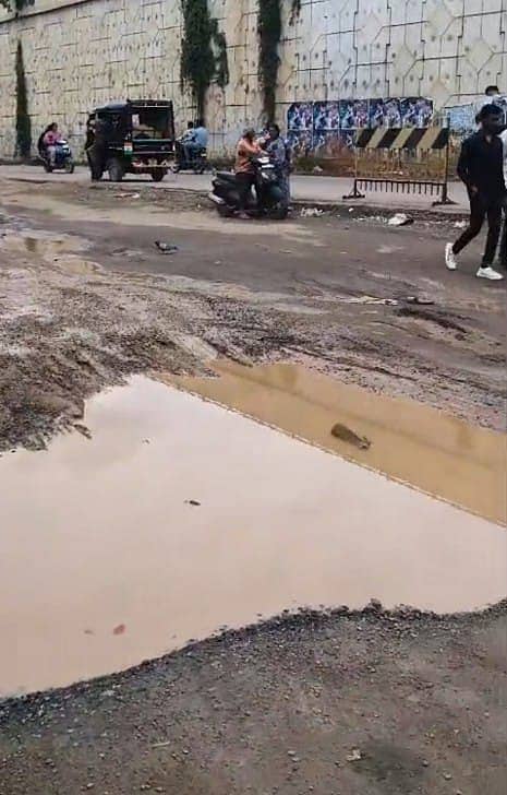 ಚಿತ್ರ: ದಾಬಸ್ ಪೇಟೆ ಬಸ್ ನಿಲ್ದಾಣದಲ್ಲಿ ಬಿದ್ದಿರುವ ಗುಂಡಿಗಳು