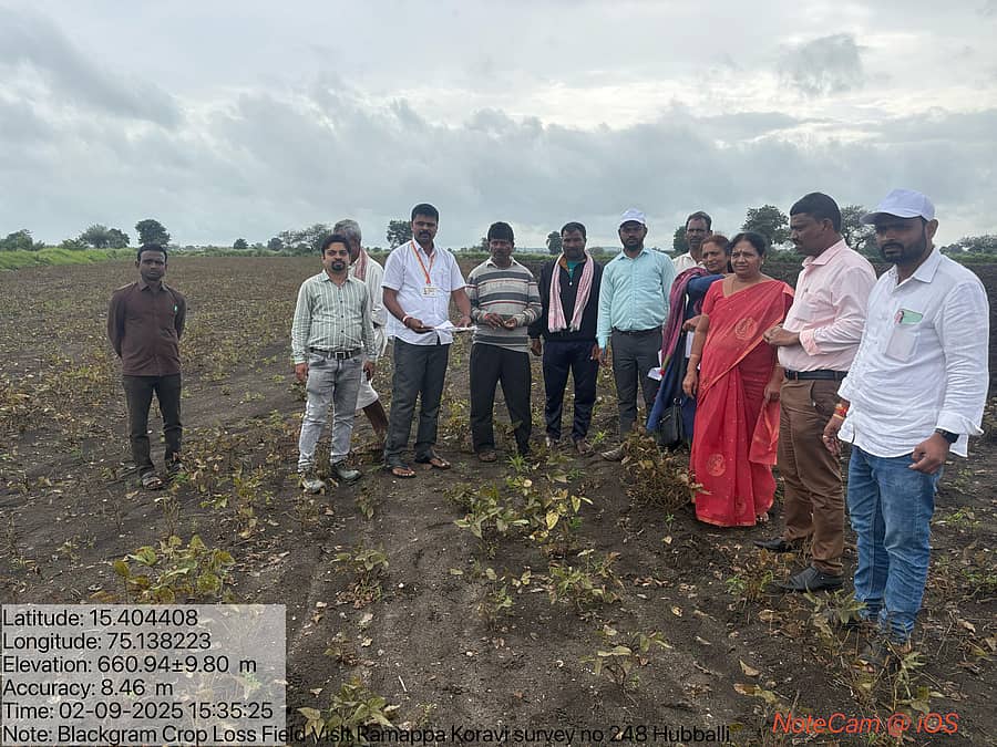 ಹುಬ್ಬಳ್ಳಿಯ ಉಣಕಲ್ ಗ್ರಾಮದ ಜಮೀನಿಗೆ ಮಂಗಳವಾರ ಕರ್ನಾಟಕ ರಾಜ್ಯ ವಿಪತ್ತು ನಿರ್ವಹಣಾ ಪ್ರಾಧಿಕಾರದ ಅಧಿಕಾರಿಗಳ ತಂಡ ಭೇಟಿ ನೀಡಿ, ಅತಿವೃಷ್ಟಿಯಿಂದ ಹಾನಿಯಾದ ಬೆಳೆಯನ್ನು ವೀಕ್ಷಿಸಿತು. ಕೃಷಿ, ಕಂದಾಯ ಇಲಾಖೆಯ ಅಧಿಕಾರಿಗಳು ಉಪಸ್ಥಿತರಿದ್ದರು