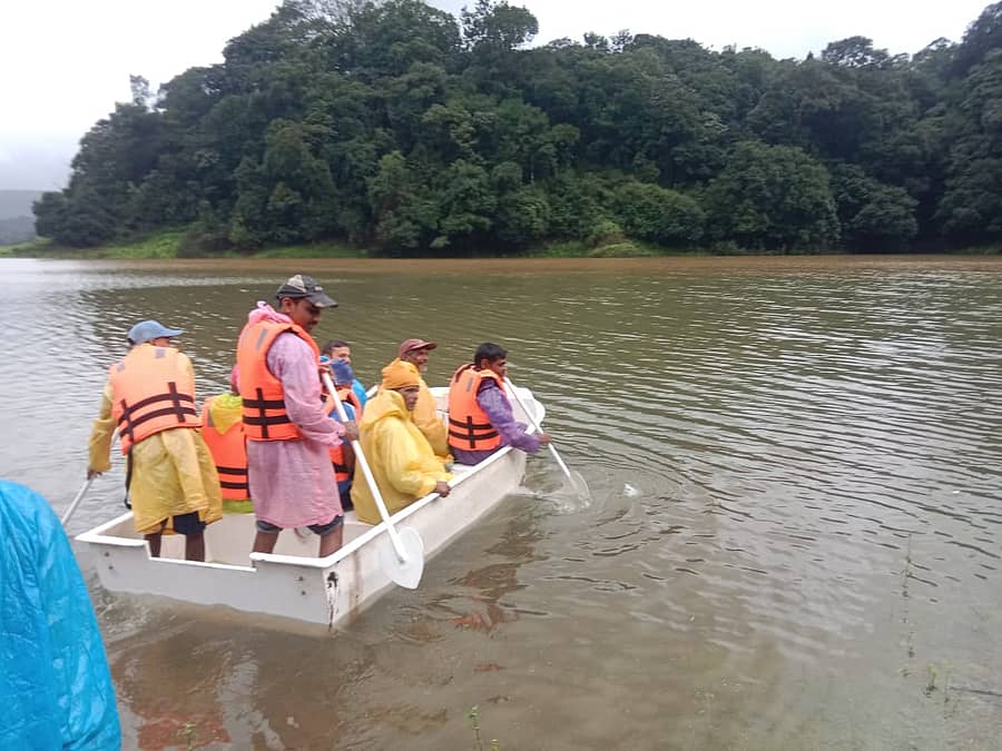 <div class="paragraphs"><p>ಜೊಯಿಡಾ ತಾಲ್ಲೂಕಿನ ಸುಪಾ ಜಲಾಶಯ ತುಂಬುವ ಹಂತಕ್ಕೆ ತಲುಪಿದ್ದು ಜಲಾಶಯದ ಹಿನ್ನೀರು ರಸ್ತೆಯಲ್ಲಿ ಆವರಿಸಿದ್ದು ಬಜಾರಕುಣಂಗ ಗ್ರಾಮ ಪಂಚಾಯಿತಿ ವ್ಯಾಪ್ತಿಯ ಕರಂಜೆ ಜನರ ಸಂಚಾರಕ್ಕೆ ಸೋಮವಾರ ದೋಣಿ ವ್ಯವಸ್ಥೆ ಮಾಡಲಾಗಿದೆ, ಗ್ರಾಮ ಪಂಚಾಯಿತಿ ಉಪಾಧ್ಯಕ್ಷ ಸದಾನಂದ ಸಾವಂತ ಮುಂತಾದವರು ಈ ಸಂದರ್ಭದಲ್ಲಿ ಇದ್ದರು.</p></div>