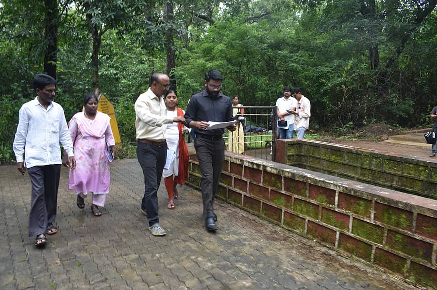 <div class="paragraphs"><p>ಶಿರಸಿಯ ಕಲಗಾರ ಗ್ರಾಮದಲ್ಲಿ ನಡೆಯುತ್ತಿರುವ ಕಲ್ಯಾಣಿ ಕಾಮಗಾರಿ ಸ್ಥಳಕ್ಕೆ ಜಿಲ್ಲಾ ಪಂಚಾಯಿತಿ ಸಿಇಒ ಡಾ. ದಿಲೀಷ್ ಶಶಿ ಮಂಗಳವಾರ ಭೇಟಿ ಪರಿಶೀಲಿಸಿದರು</p></div>