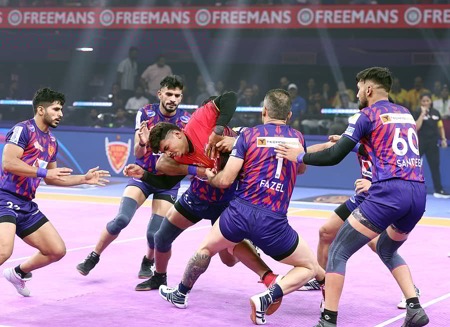 ಬೆಂಗಳೂರು ತಂಡದ ರೇಡರ್‌ನನ್ನು ಕ್ಯಾಚ್‌ ಮಾಡಿದ ದಬಾಂಗ್‌ ಡೆಲ್ಲಿ ಆಟಗಾರರು