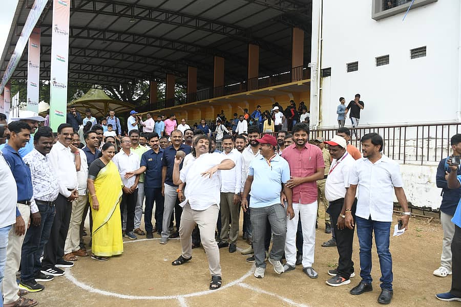 ಶಿವಮೊಗ್ಗದ ನೆಹರೂ ಕ್ರೀಡಾಂಗಣದಲ್ಲಿ ಮಂಗಳವಾರ ಜಿಲ್ಲಾ ಉಸ್ತುವಾರಿ ಸಚಿವ ಮಧು ಬಂಗಾರಪ್ಪ ದಸರಾ ಕ್ರೀಡಾಕೂಟ ಉದ್ಘಾಟನೆ ವೇಳೆ ಶಾಟ್‌ಪಟ್ ಎಸೆದರು
