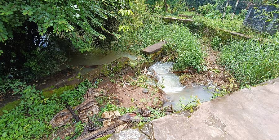 ಸೊರಬ ತಾಲ್ಲೂಕಿನ ಗೆಂಡ್ಲ-ಹೊಸೂರು ಗ್ರಾಮದ ಕೆರೆ ಕೋಡಿ ದುರಸ್ಥಿಗೊಂಡಿರುವುದು